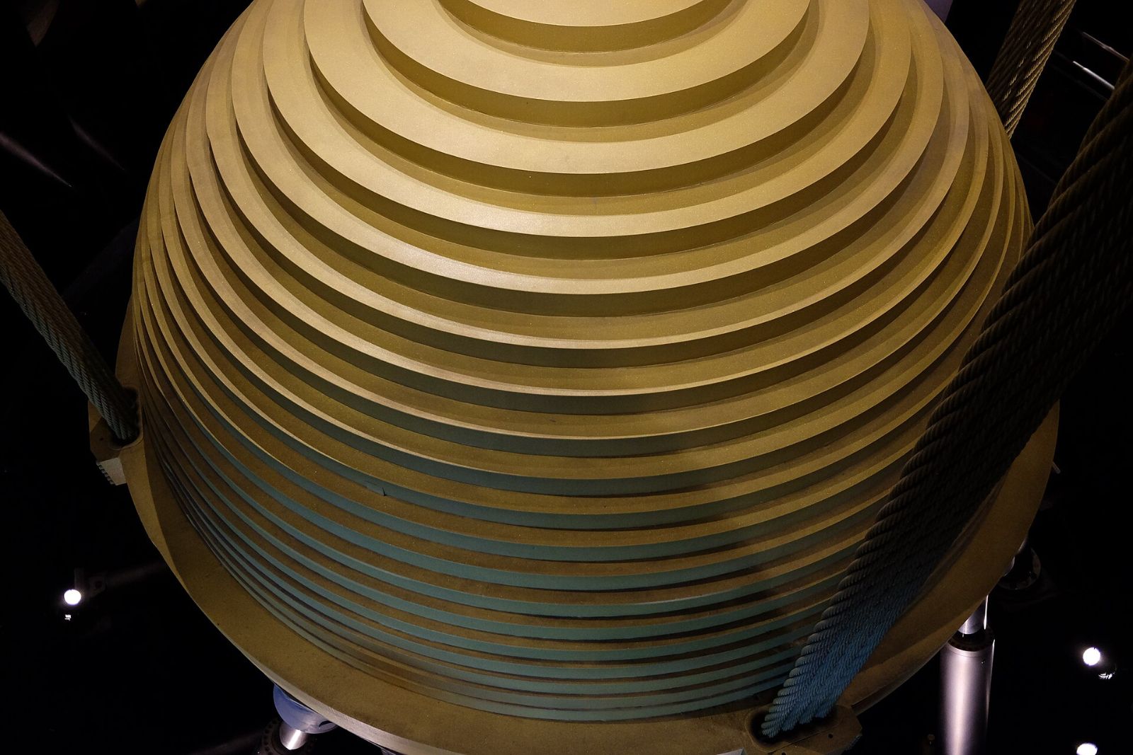 La gran esfera dorada del amortiguador de masa sintonizada de Taipei 101, suspendida de gruesos cables